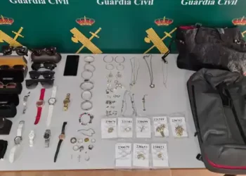 Cuatro hombres aprovechan sus vacaciones en Torrevieja para asaltar casas y robar joyas y relojes por valor de 100.000 euros>