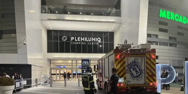 Desalojado el centro comercial Plenilunio en Madrid por un incendio en la cocina de un restaurante>