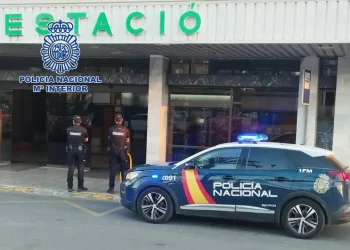 Destrozan un autobús urbano y roban la cámara trasera, el datáfono y el lector QR: dos detenidos en Elche>