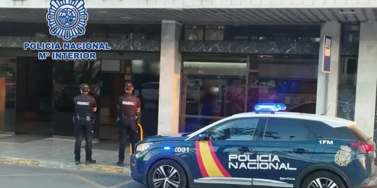 Destrozan un autobús urbano y roban la cámara trasera, el datáfono y el lector QR: dos detenidos en Elche>