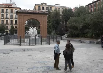 Dos de Mayo y Tirso de Molina: dos plazas históricas unidas por el abandono, la droga y los robos>