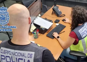 Dos funcionarios y doce migrantes detenidos por falsificar documentos para obtener residencia en España y ayudas sociales>