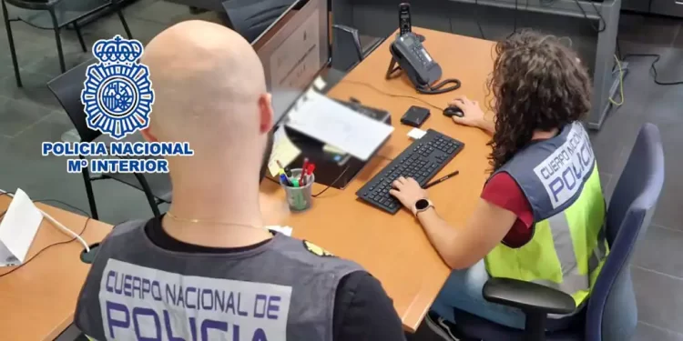 Dos funcionarios y doce migrantes detenidos por falsificar documentos para obtener residencia en España y ayudas sociales>