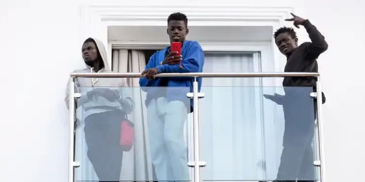 El Gobierno ignora a comunidades y ayuntamientos en el reparto de migrantes>