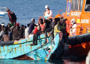 El Hierro se vuelve a superar con un cayuco de 320 personas, el más multitudinario de la historia de la Ruta Canaria>
