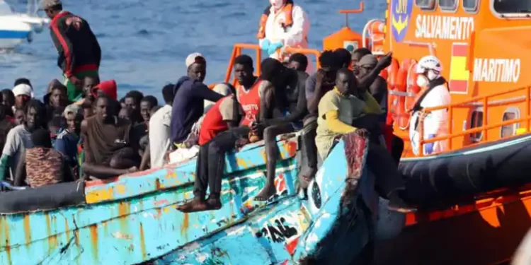 El Hierro se vuelve a superar con un cayuco de 320 personas, el más multitudinario de la historia de la Ruta Canaria>