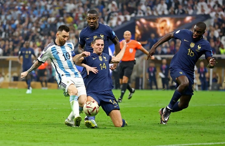 Rabiot intenta frenar a Messi en la final del Mundial (REUTERS).