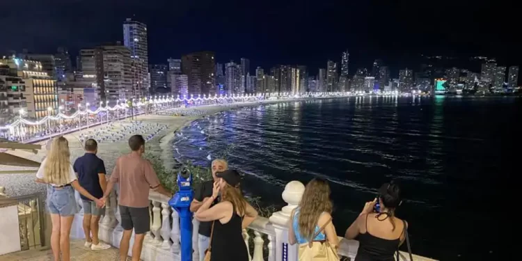 «En Benidorm hay mucho más que británicos borrachos, igual que en la sociedad inglesa»>