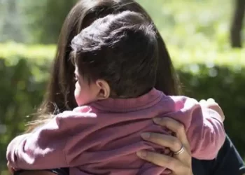 Estas son las ayudas que podrán recibir las madrileñas que tengan o adopten hijos en 2024>