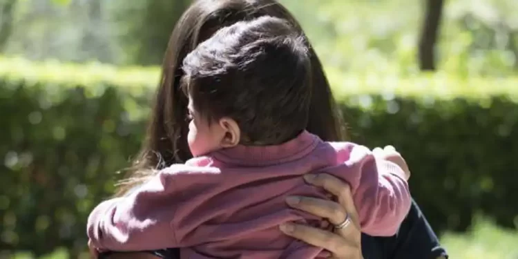 Estas son las ayudas que podrán recibir las madrileñas que tengan o adopten hijos en 2024>