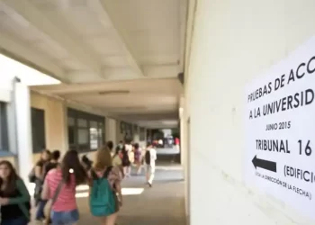 Familias acusan a Sánchez de «ceder a los separatistas» al quitar Historia como obligatoria en Selectividad>