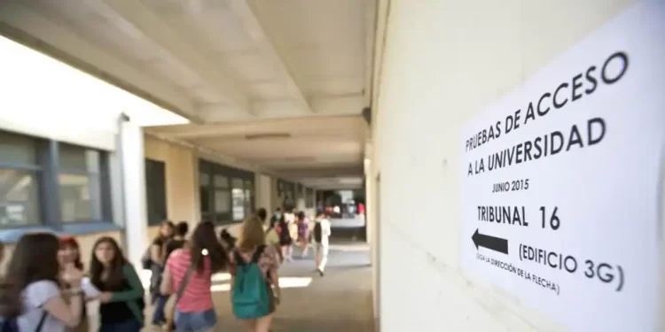 Familias acusan a Sánchez de «ceder a los separatistas» al quitar Historia como obligatoria en Selectividad>