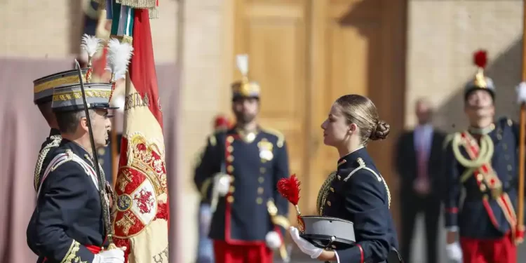 Felipe VI recuerda a Leonor en su jura de bandera que «la Corona simboliza la unidad y permanencia» de España>