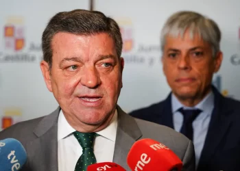 La Junta ve «bien» que se estudie la reducción de la jornada laboral pero no con «el carácter imperativo» que se le quiere dar en el pacto PSOE-Sumar>