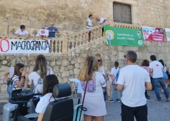 La larga lucha contra las macrogranjas en Cuenca, donde los cerdos doblan a los habitantes>