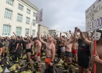 La ‘lucha bombera’ en Galicia modera sus formas: marcha pacífica en La Coruña tras los altercados en Orense>