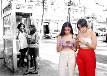 La ‘mili’, fumar en la oficina y cabinas telefónicas en cada esquina: así ha cambiado España desde 1986>