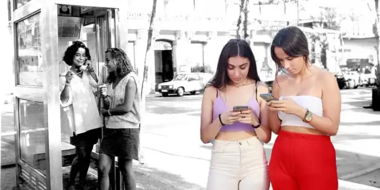 La ‘mili’, fumar en la oficina y cabinas telefónicas en cada esquina: así ha cambiado España desde 1986>