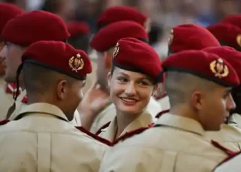 La Princesa Leonor ofrece flores a la Virgen del Pilar en su primer acto público militar>