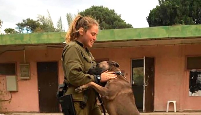 Inbar Lieberman, la soldado israelí que coordinó la defensa del kibutz Nir Am, en el sur del país, y logró abatir a 20 terroristas de Hamas (Infobae)