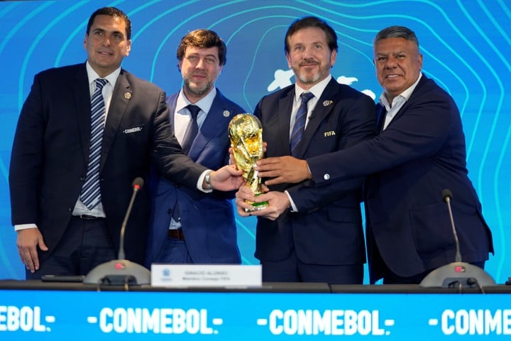 Domínguez acompañado por Harrison, Alonso, Tapia y la Copa del Mundo. (AP Photo/Jorge Saenz)