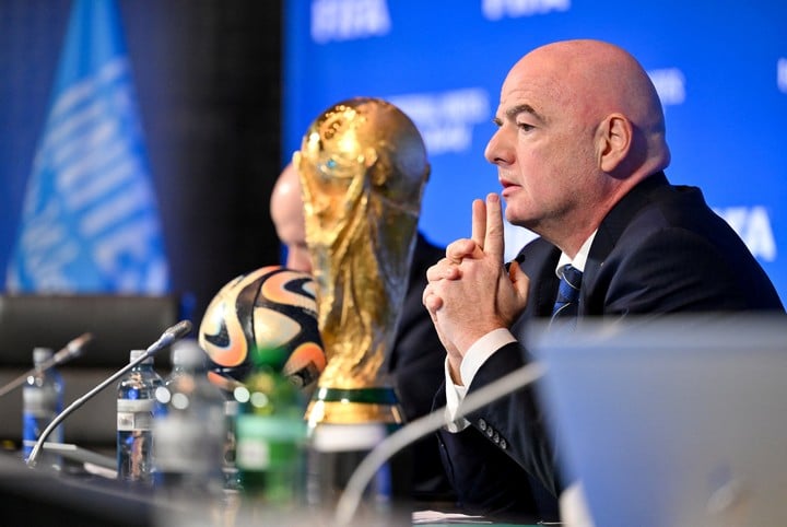 Gianni Infantino, presidente de la FIFA, con el anuncio en Zurich.
(Reuter).