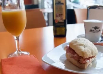 «No vamos a consentir que falte al respeto a nuestras empleadas»: la reacción de un bar a los comentarios «vomitivos» de un cliente>