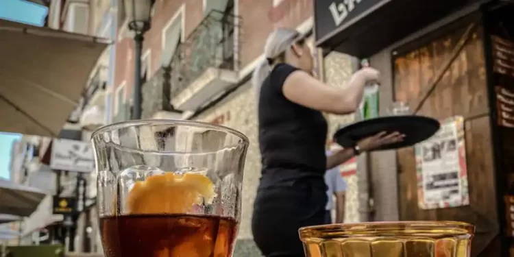 Reservan una mesa para seis en un restaurante y veinte minutos después les echan porque faltaban tres>