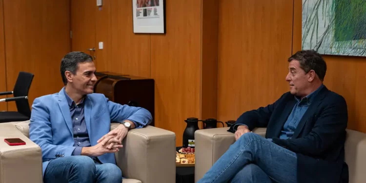 Sánchez bendice a Besteiro como candidato del PSOE a la Xunta: «José Ramón va a ser presidente»>