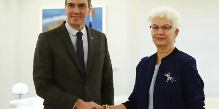 Sánchez hiberna la investidura y potencia su agenda exterior>