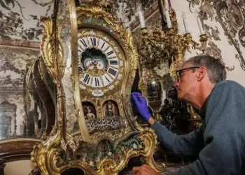 Tres días para cambiar de hora los 230 relojes del Palacio Real>
