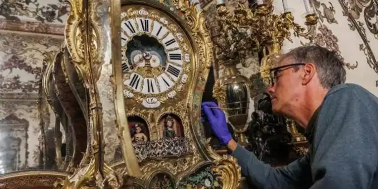 Tres días para cambiar de hora los 230 relojes del Palacio Real>