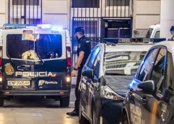 Triple detención por avisos de bomba falsos: obligaron a desalojar un centro de salud, un edificio y un autobús>