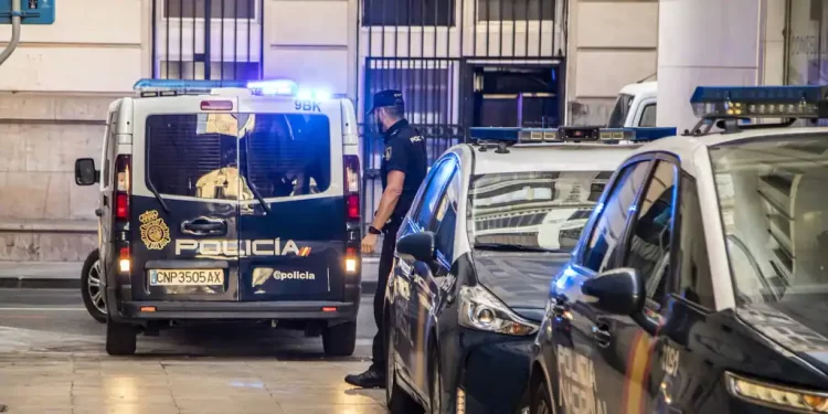 Triple detención por avisos de bomba falsos: obligaron a desalojar un centro de salud, un edificio y un autobús>