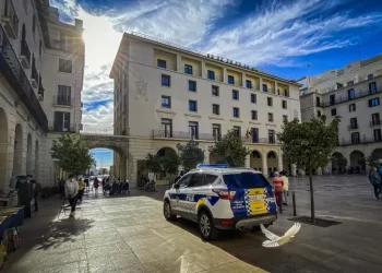 Un hombre intenta violar a una mujer tras ofrecerse a llevarle las bolsas de la compra a casa>