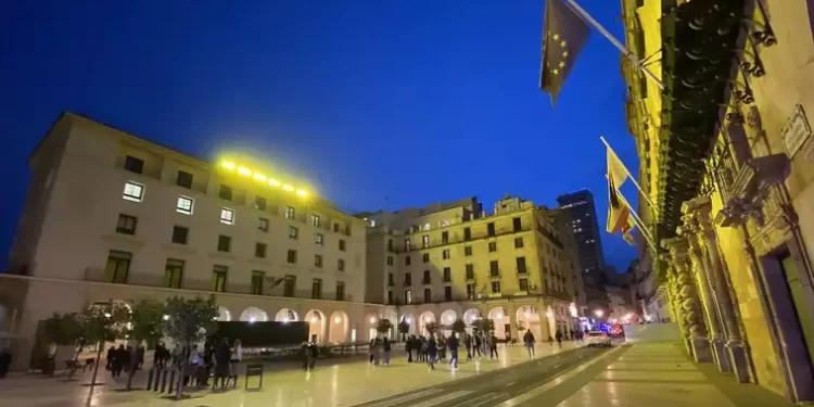 Un hombre se enfrenta a cuatro años de cárcel por estafar 38.000 euros a su padre de acogida en compras por internet>