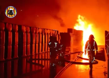 Un incendio en una empresa química obliga a evacuar y confinar varios edificios de viviendas en Valencia>