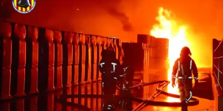 Un incendio en una empresa química obliga a evacuar y confinar varios edificios de viviendas en Valencia>