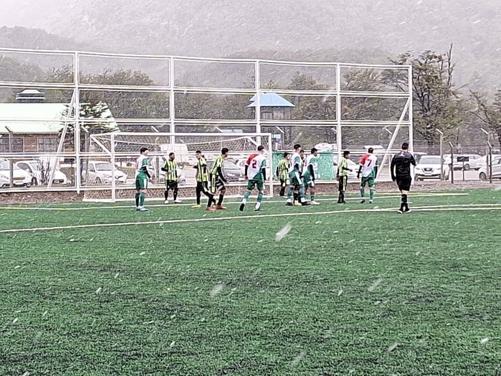 El partido se jugó bajo la nieve (twitter: @UshuaiaDeportes)