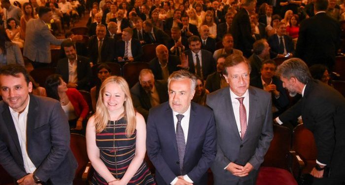 Alfredo Cornejo, Hebe Casado, intendentes y legisladores electos de Mendoza recibieron su diploma