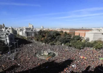 Cientos de miles de personas abarrotan el centro de Madrid para protestar contra la amnistía>