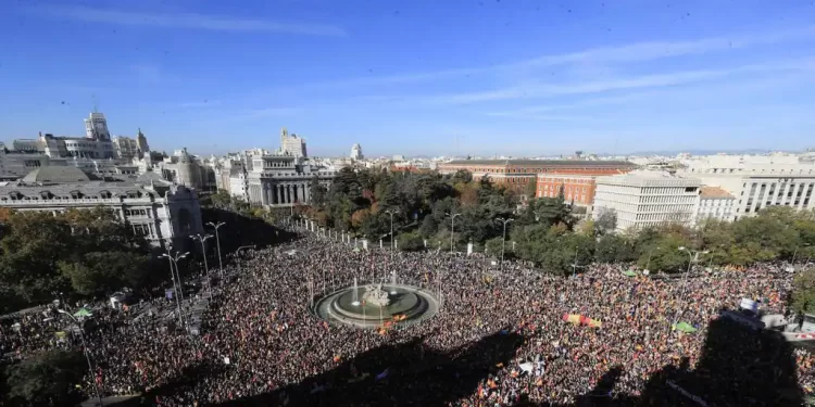 Cientos de miles de personas abarrotan el centro de Madrid para protestar contra la amnistía>