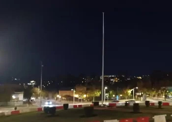 Colocan el mástil para la gran bandera de España que lucirá Toledo>