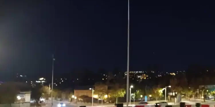 Colocan el mástil para la gran bandera de España que lucirá Toledo>