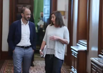 El Congreso empieza a carburar cuatro meses después de las elecciones y cita a Sánchez el 20D>