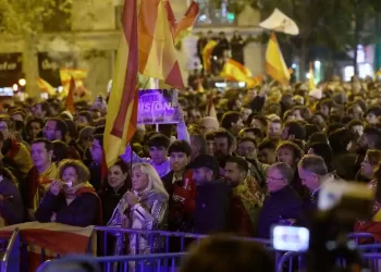 El pacto con Puigdemont lleva a 8.000 personas a la sede del PSOE>