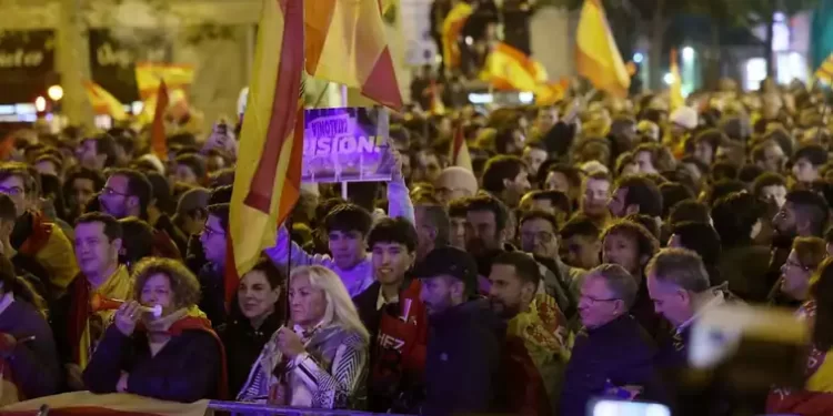 El pacto con Puigdemont lleva a 8.000 personas a la sede del PSOE>