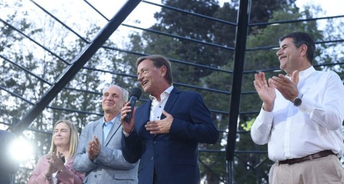 En uno de sus últimos actos como gobernador de Mendoza, Suarez inauguró una plaza en Palmira