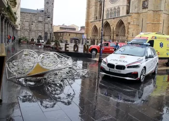 Herido un hombre tras el desprendimiento del cableado navideño por las fuertes rachas de viento en León>