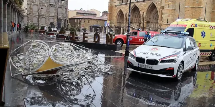 Herido un hombre tras el desprendimiento del cableado navideño por las fuertes rachas de viento en León>